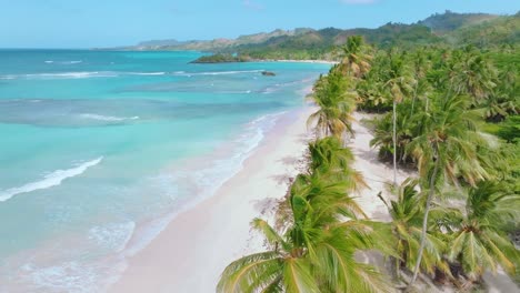 Drohnenansicht-Des-Strandes-Von-Rincon-In-Las-Galeras,-Samana,-Dominikanische-Republik
