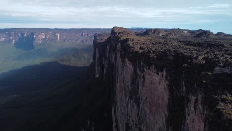 Aerial-dolly-out-revealing-majestic-Tepuy-Roraima-plateau-at-day-time