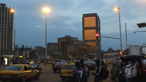 Tráfico-Y-Gente-En-La-Rotonda-Central-De-Correos-En-El-Centro-De-Yaundé,-Camerún