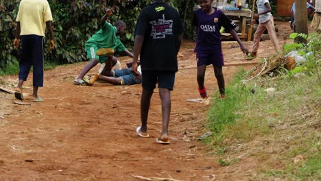 Niños-Jugando-Al-Fútbol-En-Las-Calles-De-Los-Suburbios-De-Yaundé,-Camerún---Vista-Portátil