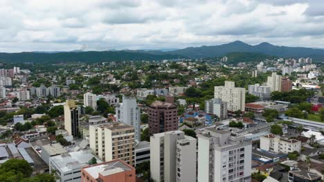Drone-Disparó-Sobre-Apartamentos-En-Porto-Alegre,-Día-Nublado-En-Brasil,-América-Del-Sur