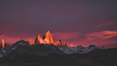Beeindruckende-Zeitrafferaufnahme-Des-Sonnenaufgangs-Hinter-Dem-Mount-Fitz-Roy-In-Der-Atemberaubenden-Landschaft-Patagoniens