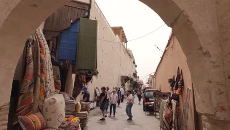 Calle-Lateral-Muy-Transitada-Con-Turistas-Y-Lugareños-Caminando