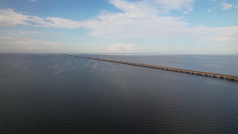 Video-Aéreo-Editorial-Del-Puente-Elevado-Del-Lago-Pontchatrain,-Luisiana