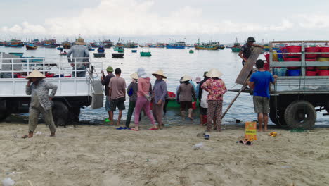 La-Comunidad-De-Pescadores-De-Mui-Ne-Se-Reúne-Para-Descargar-Y-Clasificar-Cestas-Con-Capturas-Frescas.