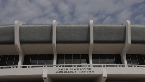 Pete-Maravich-Assembly-Center-on-the-campus-of-Louisiana-State-University-in-Baton-Rouge,-Louisiana-with-stable-establishing-close-up-shot