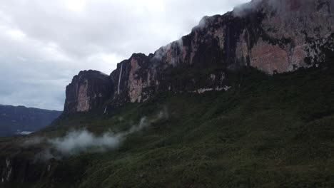 Aerial-dolly-in-view-towards-majestic-Tepuy-Roraima-ancient-land-with-many-waterfalls