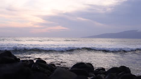 Entspannende-Sonnenuntergangslandschaft-An-Der-Küste-In-Olowalu,-Maui