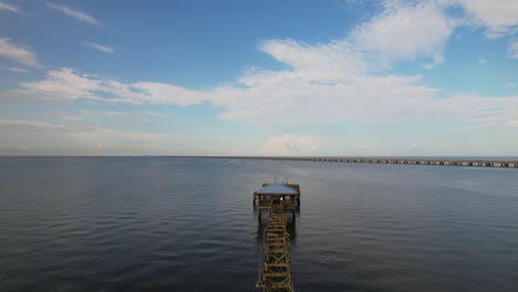 Redaktionelles-Luftvideo-Vom-Sunset-Point-Fishing-Pier-Mandeville-Louisiana-Lake-Pontchatrain