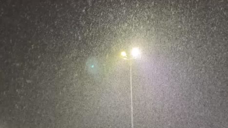 Schneefall-Fällt-Im-Winter-Nachts-Auf-Die-Straßenlaterne