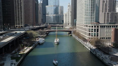 Luftaufnahme-Des-Windigen-Schoners-Auf-Dem-Chicago-River,-Frühling-In-Illinois,-USA