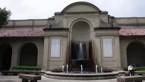 Fuente-De-Agua-En-El-Campus-De-La-Universidad-Estatal-De-Luisiana-En-Baton-Rouge,-Luisiana-Con-Toma-De-Establecimiento-Estable