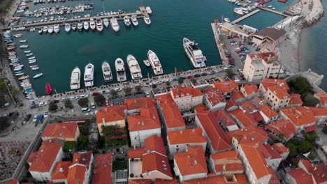 Kondensierte-Gebäude-In-Der-Altstadt-Von-Budva-Mit-Yachthafen-In-Montenegro