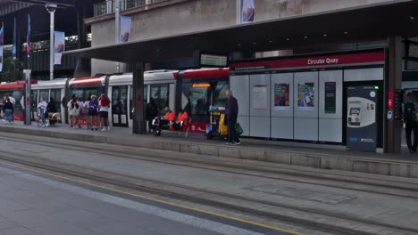 Los-Habitantes-De-Sydney-Y-Los-Visitantes-Ocupados-En-Un-Día-Típico-En-La-Estación-Circular-Quay-Del-Sistema-De-Tranvía-O-Tren-Ligero-De-Sydney