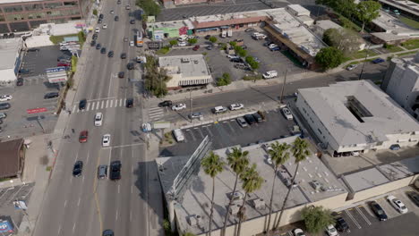 An-Einem-Sonnigen,-Warmen-Und-Klaren-Tag-In-Los-Angeles-Kann-Man-Aus-Großer-Höhe-Einen-Blick-Auf-Straßen,-Straßen-Mit-Vielen-Häusern-Und-Häuserblöcken-Werfen,-Auf-Denen-Sich-Unzählige-Autos-Bewegen