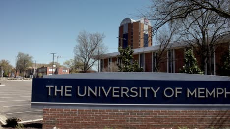 Schild-Der-University-Of-Memphis-In-Memphis,-Tennessee-Mit-Videoschwenk-Von-Links-Nach-Rechts