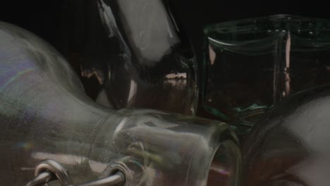 Leere-Glaswaren-Mit-Schwarzem-Hintergrund,-Dolly-Rückwärtssondenlinse