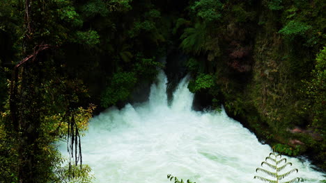 Wide-shot-of-Okere-Falls-waterfall,-Rotorua,-New-Zealand