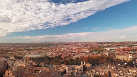 Drohnenschuss-Fliegt-Bei-Sonnenuntergang-über-Das-UNESCO-Weltkulturerbe-Toledo,-Spanien