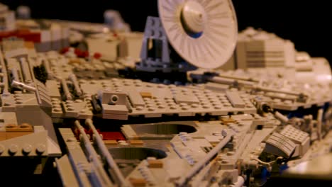 Langsame,-Flache-Schwenkbewegung-Von-Rechts-Nach-Links-über-Lego-Millennium-Falcon,-Endend-Mit-Han-Solo-Und-Chewbacca-Saß-Im-Cockpit