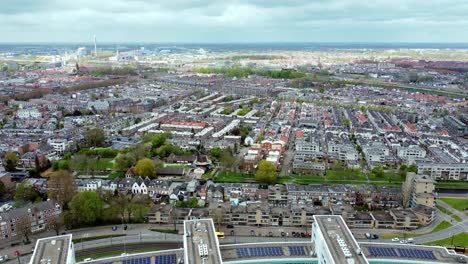 Centro-De-La-Ciudad-De-Utrecht-Durante-El-Día-Con-Transporte-Público-En-Los-Países-Bajos