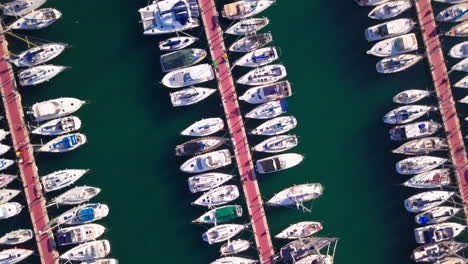 Incredible-Rising-Top-Down-Aerial-Shot-of-Boats-in-Harbor-in-Barcelona,-Spain