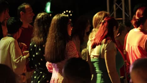 Menschen-Tanzen-Zusammen-In-Rumänien,-Bukarest,-Abendfreude