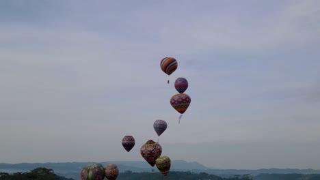 Buntes-Heißluftballon-Epos,-Das-Am-Himmel-Fliegt-–-4k-Drohnenaufnahme-Im-Orbit