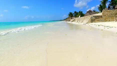 Paradiesischer-Strand-Mit-Weißem-Sand-Und-Einer-Sehr-Schönen-Blauen-Farbe-Des-Meeres---Jambiani-Sansibar---Zeitlupe