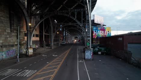 Rau-Aussehendes-Industriegebiet-In-Harlem,-New-York-Mit-Straßenkunst-Und-Graffiti