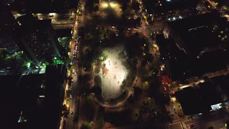 360-Grad-Panoramablick-über-Den-Bustamante-Park-Bei-Nacht,-Barrio-Italia,-Santiago,-Chile,-Historisches-Viertel,-Straßen-Mit-Autoverkehr