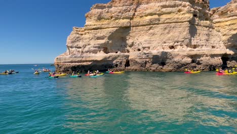 4-K-De-Kayaks-En-Las-Cuevas-De-La-Playa-Bengalí-En-La-Costa-Del-Algarve-Portugal-Cerca-De-Los-Acantilados-De-Roca-Elefante