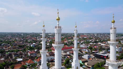 Drone-shot-of-SHEIKH-ZAYED-GRAND-MOSQUE-tower-in-solo,-Indonesia
