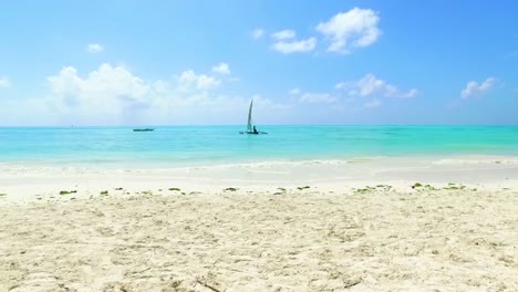 Muy-Hermosa-Playa-De-Arena-Blanca-Con-Un-Mar-Turquesa-Y-Pescadores-En-Canoas---Jambiani-Zanzibar