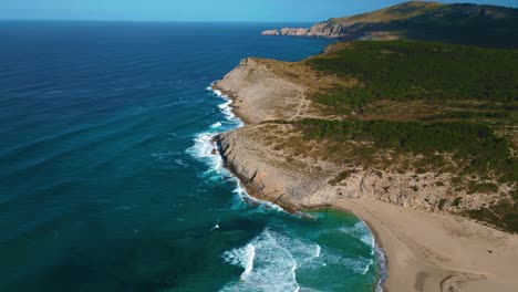Wunderschöne-Strandbucht-Mit-Klarem-Türkisfarbenem-Meerwasser,-Grünen-Hügeln-Und-Weißem-Sand