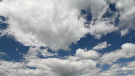 Wolken-Laufen-Im-Sommer-über-Den-Blauen-Himmel