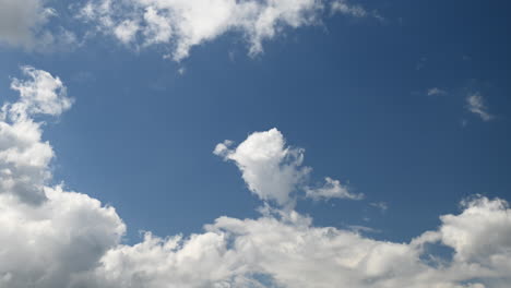 Nubes-Corriendo-Sobre-El-Cielo-En-Un-Día-De-Verano