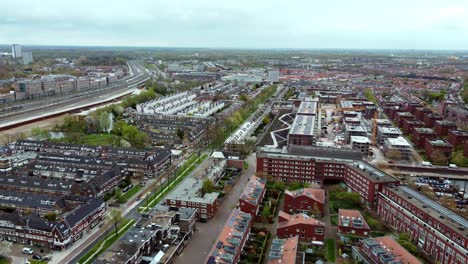 Luftaufnahme-Von-Nachbarschaftsgebäuden-In-Utrecht,-Niederlande