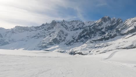 Blick-Aus-Der-Ersten-Person-Auf-Ski-Auf-Einer-Leeren-Piste-Im-Skigebiet-Cervinia-Mit-Berglandschaft