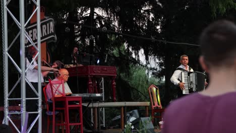 Musiker-Rumänien-Traditionelles-Musikfestival-Spielen