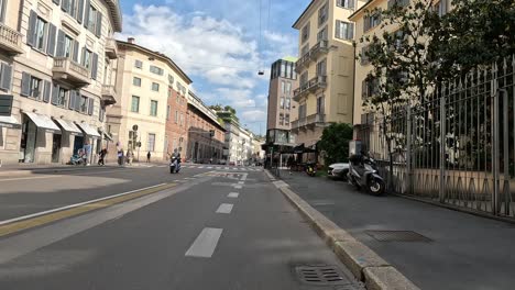 Corre-En-Bicicleta-Por-La-Ciudad-De-Milán.