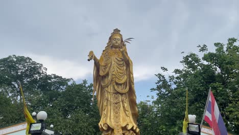 Estatua-De-La-Diosa-De-La-Misericordia-Para-Orar-Y-Adorar-En-El-Templo-Wat-Samphran-En-La-Provincia-De-Nakhon-Pathom,-Al-Oeste-De-Bangkok,-Tailandia