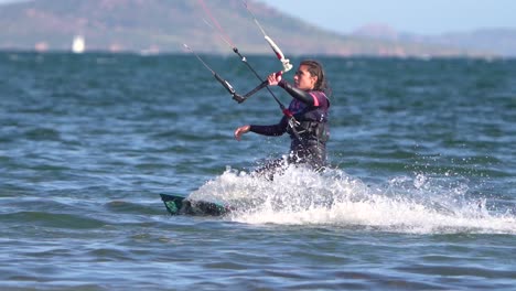 Sportler-übt-An-Einem-Windigen-Tag-An-Der-Spanischen-Küste-Kitesurfsport-Am-Strand-Aus