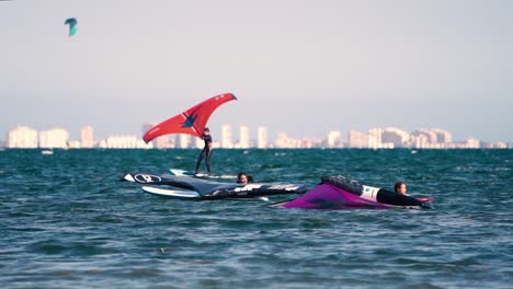 Sportler-übt-An-Einem-Windigen-Tag-An-Der-Spanischen-Küste-Kitesurfsport-Am-Strand-Aus