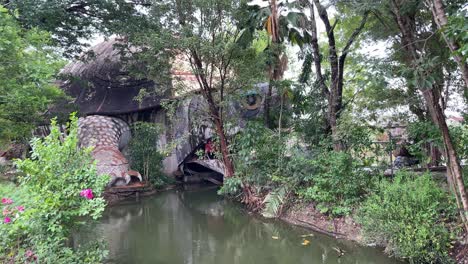 Hermoso-Entorno-De-Tranquilidad-Y-Escultura-De-La-Tortuga-En-El-Templo-Wat-Samphran-En-La-Provincia-De-Nakhon-Pathom,-Al-Oeste-De-Bangkok,-Tailandia.