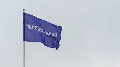 Bandera-Del-Concesionario-De-Automóviles-Volvo-Ondeando-En-El-Viento-En-Un-Día-Nublado
