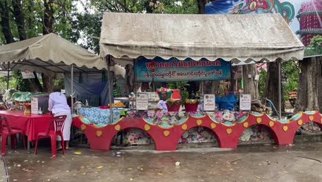 Maechis-Bemannen-Blumen,-Kerzen-Und-Weihrauch-Und-Bieten-Gebete-Und-Spenden-Im-Tempel-Wat-Samphran-In-Der-Provinz-Nakhon-Pathom,-Westlich-Von-Bangkok,-Thailand-An