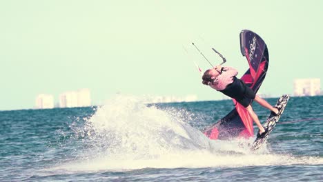 Sportler-übt-An-Einem-Windigen-Tag-An-Der-Spanischen-Küste-Kitesurfsport-Am-Strand-Aus