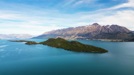Isla-De-Las-Palomas-En-El-Lago-Wakatipu-En-Nueva-Zelanda,-Vista-Aérea-De-Drones