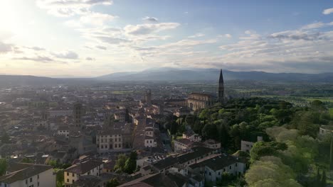 Drohnenstadt-Arezzo:-Faszinierende-Luftaufnahmen,-Die-Den-Historischen-Charme-Und-Die-Landschaftliche-Schönheit-Einer-Ikonischen-Toskanischen-Stadt-Zeigen